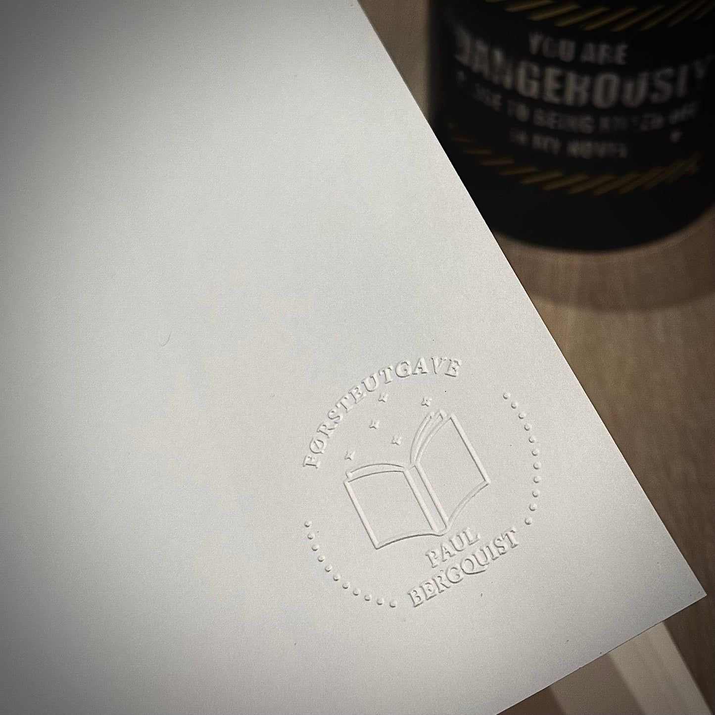 Floke: en krimroman (innbundet og signert førsteutgave)